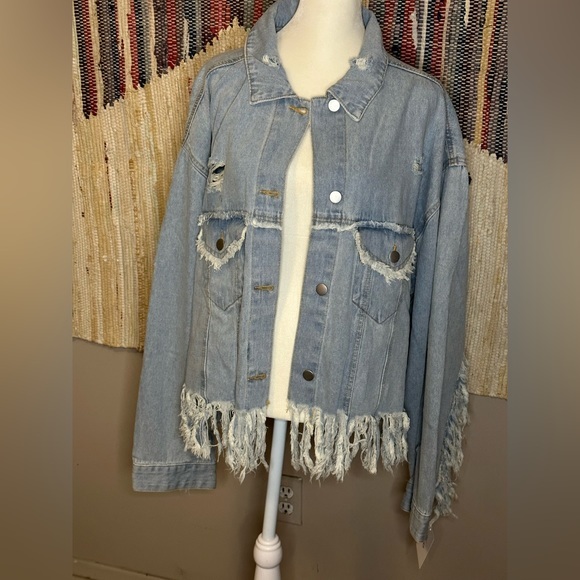 BNWT, PLUS POL cropped, distressed denim jacket with fringe - Picture 4 of 12